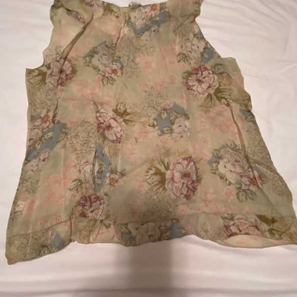 Woman’s sleeveless floral tank top - Picture 2 of 4